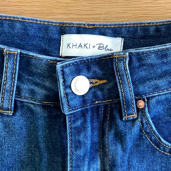 Distressed Jean shorts - Picture 2 of 4